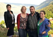 Nach 16 Jahren kehrt Marit Gustavsson (Muriel Baumeister, li.) erstmals in ihr norwegisches Heimatdorf Solvorn zur&uuml;ck. Ihre &auml;ltere Schwester Kristin (Floriane Daniel, 2.v.li.), die hier mit ihrem Mann Petter (Felix V&ouml;rtler) und ihrer Tochter Ida (Henriette Confurius) lebt, ist nicht begeistert.