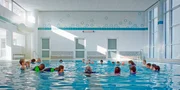 &bdquo;Seepferchen&ldquo; begleitet die junge Irakerin Hanan als Schwimmlehrerin und erz&auml;hlt beeindruckend einf&uuml;hlsam von ihren traumatischen Fluchterlebnissen.