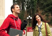 Elena (Lili Gesler, r.) berichtet Nils (Florian Stadler, l.) vertr&auml;umt von einem Verehrer aus der Volkshochschule.