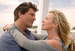 Julia (Marion Kracht) hat sich in Hannes (Francis Fulton-Smith) verliebt.