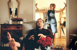 Der Konflikt zwischen Lester Burnham (Kevin Spacey) und seiner Frau Carolyn (Annette Bening) spitzt sich zu. Nur in der &Ouml;ffentlichkeit versuchen sie halbherzig, die Fassade zu wahren.