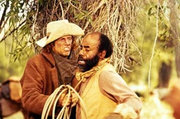 Der skrupellose Cowboy &bdquo;Long Hair&ldquo; (Bruce Dern, li.) nimmt den Koch Jebediah Nightlinger (Roscoe Lee Browne, re.) gefangen.