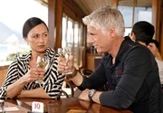 Percy (Philipp Brenninkmeyer) &uuml;berredet Pamela (Nicci Olivier-Sampson), die in ihn verliebt ist, zu einem krummen Gesch&auml;ft.