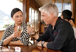 Percy (Philipp Brenninkmeyer) &uuml;berredet Pamela (Nicci Olivier-Sampson), die in ihn verliebt ist, zu einem krummen Gesch&auml;ft.