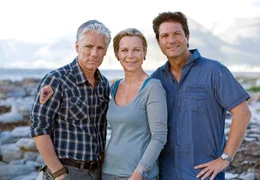 Die Berliner Fotografin Julia Sandberg (Marion Kracht) muss sich zwischen Percy van der Walt (Philipp Brenninkmeyer, li.) und dessen Bruder Hannes (Francis Fulton-Smith) entscheiden.
