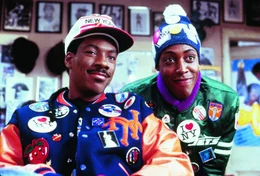 Die Erkenntnis: Es ist auch f&uuml;r den attraktiven Prinz Akeem (Eddie Murphy, l.) und seinen Freund Semmi (Arsenio Hall, r.) nicht einfach, auf die Schnelle die Frau f&uuml;rs Leben zu finden ...