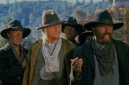Im Jahr 1885: Doc Browns (Christopher Lloyd, 2.v.l.) Leben ist in Gefahr, sollte er Buford "Mad Dog" Tannen (Thomas F. Wilson, r.) sein Geld nicht bald zur&uuml;ckzahlen k&ouml;nnen ...
