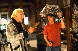 Noch weiss Doc (Christopher Lloyd, l.) nicht, dass er auf seiner Reise in das Jahr 1885 neben dem in einem Stollen versteckten Wagen auch seinen eigenen Grabstein finden wird - wird Marty (Michael J. Fox, r.) den Tod seines Freundes Tod verhindern k&ouml;nnen?