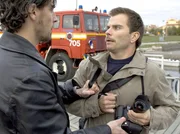 ARD Degeto MANKELLS WALLANDER - BILDERR&Auml;TSEL, "fotografen", Stefan Lindman (Ola Rapace) nimmt einen allzu neugierigen Pressefotografen (Mattias Malmgren) fest.