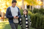 v.li.: Dane Jensen (Gerard Butler), Ryan (Maxwell Jenkins)