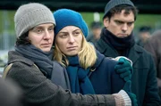 Etty (Julia Windischbauer, li.) ist mental stärker geworden und tröstet Lizzie (Claire Bender, Mi.). Diese hat beschlossen, mit ihrer Familie aus den Niederlanden zu fliehen. Etty (Julia Windischbauer, li.) ist mental stärker geworden und tröstet Lizzie (Claire Bender, Mi.). Diese hat beschlossen, mit ihrer Familie aus den Niederlanden zu fliehen.