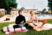 l-r: Yasemin (Nilam Farooq), Paula (Julia Jendrossek)