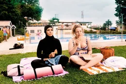 l-r: Yasemin (Nilam Farooq), Paula (Julia Jendrossek)