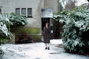 Trotz ihrer Schwangerschaft ist Etty (Julia Windischbauer) entschlossen, in die Außenstelle des Judenrats im Lager Westerbork zu wechseln. Auch wenn niemand für ihre Sicherheit garantieren kann, will sie sich dem Schicksal ihres Volkes nicht entziehen. Trotz ihrer Schwangerschaft ist Etty (Julia Windischbauer) entschlossen, in die Außenstelle des Judenrats im Lager Westerbork zu wechseln. Auch wenn niemand für ihre Sicherheit garantieren kann, will sie sich dem Schicksal ihres Volkes nicht entziehen.