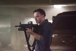 Der sadistische Drogenbaron Rob Novak (Scoot McNairy), ist ebenfalls hinter Vincent Downs her.