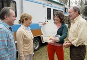 Werner (Michael Mendl, re.) stellt Karla (Gila von Weitershausen, 2.v.li.) seine beiden gew&ouml;hnungsbed&uuml;rftigen Camping-Freunde G&uuml;nther (Paul Fa&szlig;nacht) und Ursula (Catrin Striebeck) vor.