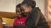 Betrachten die Fotos, die Yaro gemacht hat: Moya Alemu (Nambitha Ben-Mazwi, r.) und Yaro Alemu (André Nkot Olinga). Betrachten die Fotos, die Yaro gemacht hat: Moya Alemu (Nambitha Ben-Mazwi, r.) und Yaro Alemu (André Nkot Olinga).