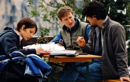 Seit Jahren sammeln in den Bayerischen Bergen die Meteorologen Pat (Jana Pallaske, l.), Dr. Mike Predenberg (Jan-Henrik Stahlberg, M.) und Andreas (Carlo Ljubek, r.) Wetterdaten. Da st&ouml;&szlig;t ein erfolgloser Versicherungsvertreter auf das Trio ...