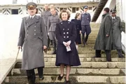 Sie ist ihm treu ergeben und geht auf eigenen Wunsch mit ihm in den Tod – Eva Braun. Sie ist ihm treu ergeben und geht auf eigenen Wunsch mit ihm in den Tod – Eva Braun.