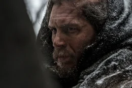 John Fitzgerald (Tom Hardy) ist nicht damit einverstanden, dass Glass' Vorschl&auml;ge sich durchsetzen. Er wartet auf eine Chance, den Widersacher loszuwerden.
