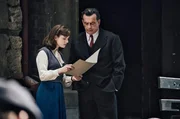 Eduard (Thomas Sarbacher) und Gundel (Vanessa Loibl) gehen die Unterlagen der Bestellung durch Eduard (Thomas Sarbacher) und Gundel (Vanessa Loibl) gehen die Unterlagen der Bestellung durch
