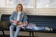 Hannington (l., Sophie Turner) und Kelly (r., Mia Millichamp-Long). Hannington (l., Sophie Turner) und Kelly (r., Mia Millichamp-Long).