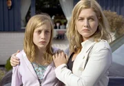 Linda Wallander (Johanna S&auml;llstr&ouml;m) hat Mitleid mit Johanna (Julia Ragnarson), deren Vater gerade verhaftet wurde.