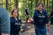 Die Kommissare Franziska Tobler (Eva Löbau) und Friedemann Berg (Hans-Jochen Wagner) müssen ein in den Wald geflüchtetes Paar aufspüren. Die Kommissare Franziska Tobler (Eva Löbau) und Friedemann Berg (Hans-Jochen Wagner) müssen ein in den Wald geflüchtetes Paar aufspüren.