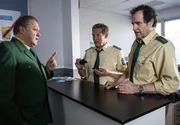 Girwidz (Michael Brandner, l.) schimpft mit Hubert (Christian Tramitz, M.) & Staller (Helmfried von L&uuml;ttichau, r.). Weiteres Bildmaterial finden Sie unter www.br-foto.de.