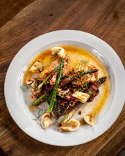 Fisch- und Meeresfr&uuml;chtepfanne mit Spargel.