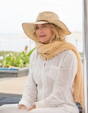 Linda (Goldie Hawn) folgt ihrer Tochter nach S&uuml;dafrika.  +++ Die Verwendung des sendungsbezogenen Materials ist nur mit dem Hinweis und Verlinkung auf RTL+ gestattet. +++