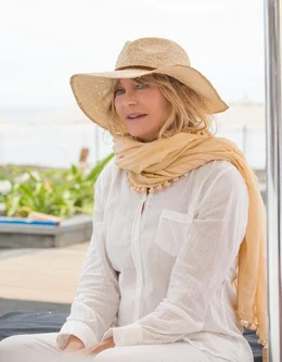 Linda (Goldie Hawn) folgt ihrer Tochter nach S&uuml;dafrika.  +++ Die Verwendung des sendungsbezogenen Materials ist nur mit dem Hinweis und Verlinkung auf RTL+ gestattet. +++