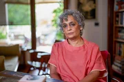 Arundhati Roy wurde 1997 mit ihrem Deb&uuml;troman "Der Gott der kleinen Dinge" &uuml;ber Nacht weltber&uuml;hmt. Ihre B&uuml;cher sind meisterhafte Werke voller politischer Sprengkraft.