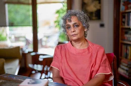 Arundhati Roy wurde 1997 mit ihrem Deb&uuml;troman "Der Gott der kleinen Dinge" &uuml;ber Nacht weltber&uuml;hmt. Ihre B&uuml;cher sind meisterhafte Werke voller politischer Sprengkraft.