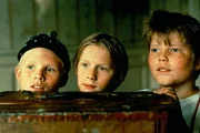 Die Mitglieder der "Roten Rose": Jonte (Johan Stattin, li.), Benke (Bobo Steneby, Mitte) und Sixten (Victor Sandberg) lauern Kalle und seinen Freunden auf. Die Mitglieder der "Roten Rose": Jonte (Johan Stattin, li.), Benke (Bobo Steneby, Mitte) und Sixten (Victor Sandberg) lauern Kalle und seinen Freunden auf.