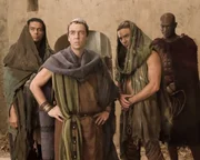 F&uuml;r all das, was er ihm angetan hat, m&ouml;chte sich Batiatus (John Hannah, 2.v.l.) mit Hilfe seiner Sklaven Gannicus (Dustin Clare, 2.v.r.), Barca (Antonio Te Maioha, l.) und Drago (Peter Mensah, r.) an Tullius r&auml;chen ...