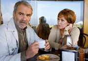 Otto (Walter Kreye) stattet seiner alten Freundin, Barbesitzerin Debbie (Brigitte B&ouml;ttrich), einen Besuch ab.