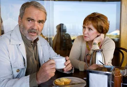 Otto (Walter Kreye) stattet seiner alten Freundin, Barbesitzerin Debbie (Brigitte B&ouml;ttrich), einen Besuch ab.