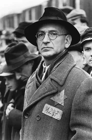 Itzhak Stern (Ben Kingsley), Buchhalter von Oskar Schindler, ist ma&szlig;geblich f&uuml;r dessen Sinneswandel und die Einstellung geschw&auml;chter J&uuml;dinnen und Juden in seiner Fabrik verantwortlich.