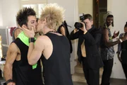 Was läuft denn zwischen Maik (Sebastian König, l.) und Virgin (Chris Gebert, vorne r.)? Was läuft denn zwischen Maik (Sebastian König, l.) und Virgin (Chris Gebert, vorne r.)?