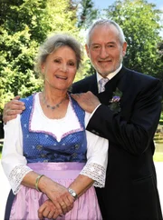 ARD STURM DER LIEBE FOLGE 1382, am Montag um 15:10 Uhr im ERSTEN. Hochzeit: Fr&ouml;hlich genie&szlig;en Hildegard und Alfons Sonnbichler (Antje Hagen und Sepp Schauer) die Hochzeitsfeier von Eva und Robert.