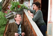 Bauunternehmer Penzinger (Franz Froschauer) will Anna (Christine Neubauer) zum Verkauf ihres Grundstücks überreden. Bauunternehmer Penzinger (Franz Froschauer) will Anna (Christine Neubauer) zum Verkauf ihres Grundstücks überreden.