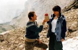 Hemmungslos macht sich Robert (Roman Knizka, l.) an die unerfahrene Pat (Jana Pallaske, r.) heran, um an die sensationelle Wetterformel zu gelangen ...