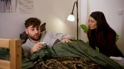 Karim ist erkältet - für Sara ein Albtraum. Sie fürchtet, Mike könnte ihn sofort isolieren, um sich und das Baby zu schützen. Als Mike in die Schnitte geht, wähnt sie sich in Sicherheit. Doch seine verfrühte Rückkehr setzt sie unter Druck. Karim ist erkältet - für Sara ein Albtraum. Sie fürchtet, Mike könnte ihn sofort isolieren, um sich und das Baby zu schützen. Als Mike in die Schnitte geht, wähnt sie sich in Sicherheit. Doch seine verfrühte Rückkehr setzt sie unter Druck.