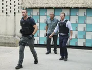Steve McGarrett (Alex O'Loughlin , l.) und Danny Williams (Scott Caan, r.) sollen Sgt. Duke Lukela (Dennis Chun, M:) eigentlich festnehmen. Doch plötzlich arbeiten sie gemeinsam ... Steve McGarrett (Alex O'Loughlin , l.) und Danny Williams (Scott Caan, r.) sollen Sgt. Duke Lukela (Dennis Chun, M:) eigentlich festnehmen. Doch plötzlich arbeiten sie gemeinsam ...