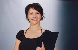 Pat Kolditz (Jana Pallaske) ist Meteorologin aus Leidenschaft. Schon als kleines Kind begeisterten sie Wolken, Regen und Schnee genauso wie Hoch- und Tiefdruckgebiete. Ihr Streben gilt der Entwicklung einer Wetterformel, die zuverl&auml;ssige, minutengenaue Wettervorhersagen erm&ouml;glicht ...