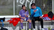 Coaching am Spielfeldrand: Eriona und die Mannschaft bekommen es mit einem aggressiven Gegner zu tun. Coaching am Spielfeldrand: Eriona und die Mannschaft bekommen es mit einem aggressiven Gegner zu tun.