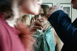 Auf ihrer 40-j&auml;hrigen Geburtstagfeier erkennt Lena (Iring&oacute; R&eacute;ti, Mi.) die wahren Gesichter ihrer "Freunde".