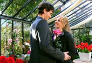Moritz (Daniel F&uuml;nffrock, l.) schenkt Kristin (Nina Schmieder, r.) eine Rose als Zeichen seiner Liebe.