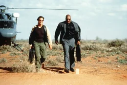 Nur mit der Hilfe seines Computer besessenen Freundes Luther Stickell (Ving Rhames, r.) ist es dem Spezialagenten Ethan Hunt (Tom Cruise, l.) m&ouml;glich, immer n&auml;her an den gef&auml;hrlichen Terroristen heranzukommen ...